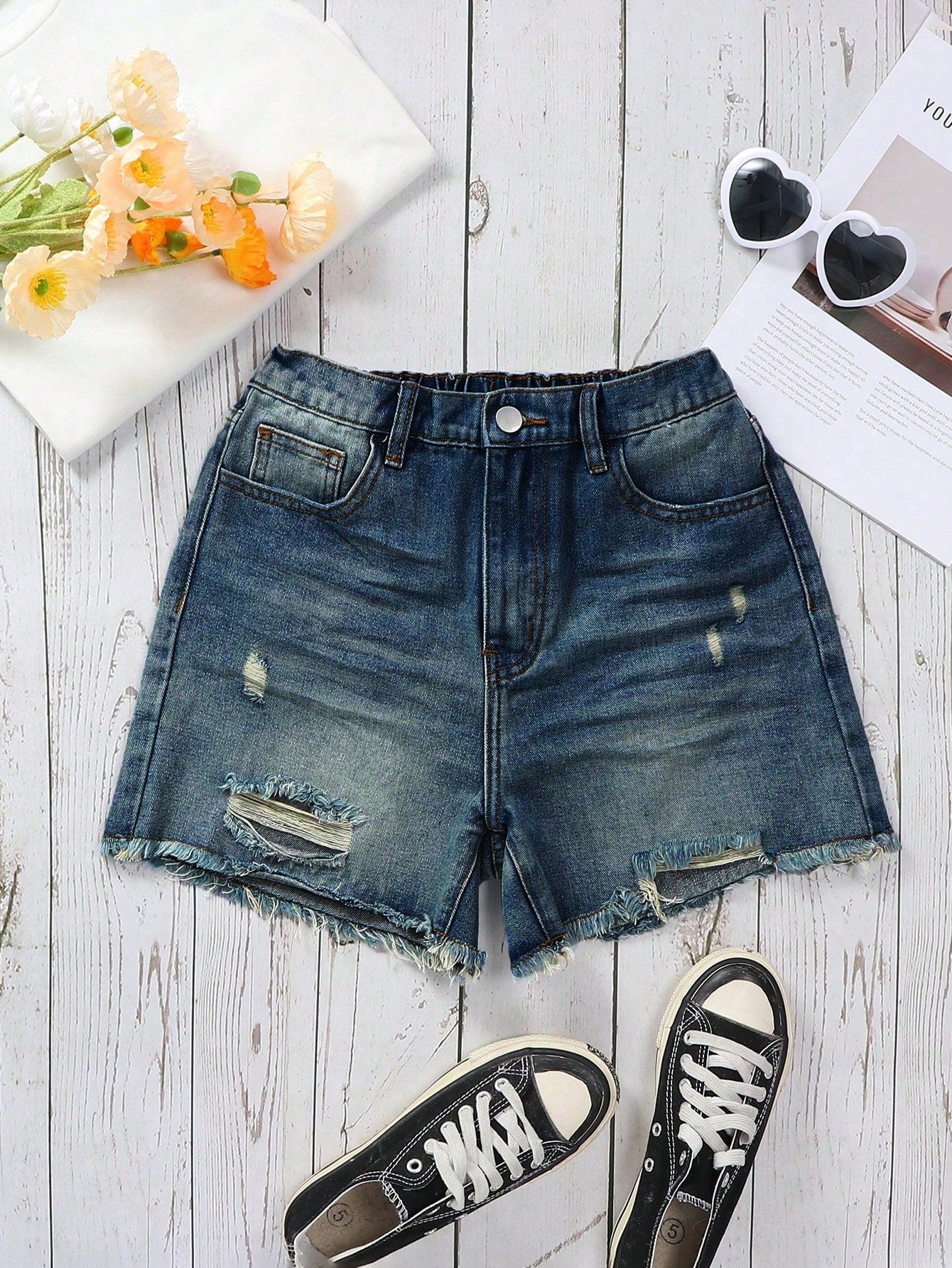 Teenage Girls' Cute And Elegant Medium Wash Ripped And Wrinkled Denim Shorts