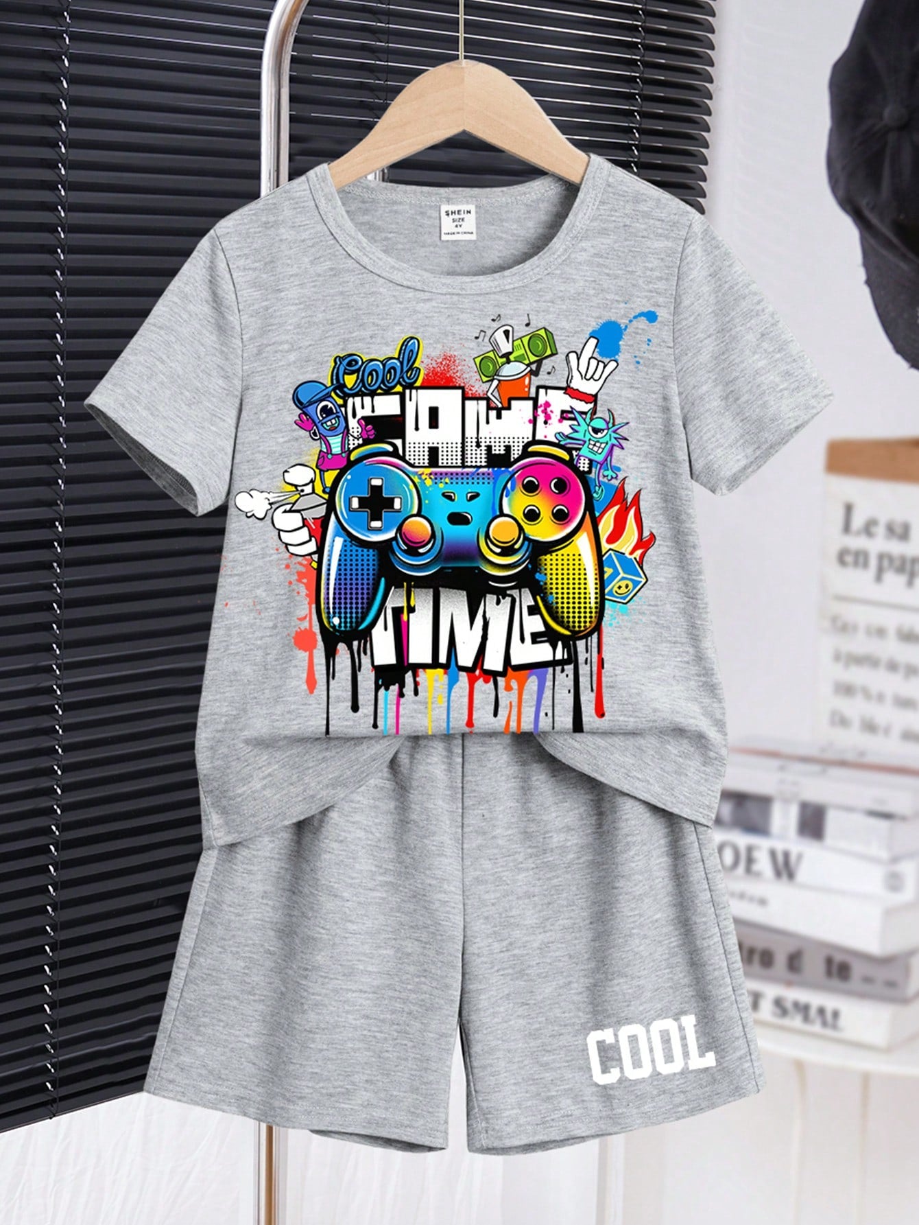 夏用の少年用ゲームパッドと文字グラフィックTシャツとショーツ