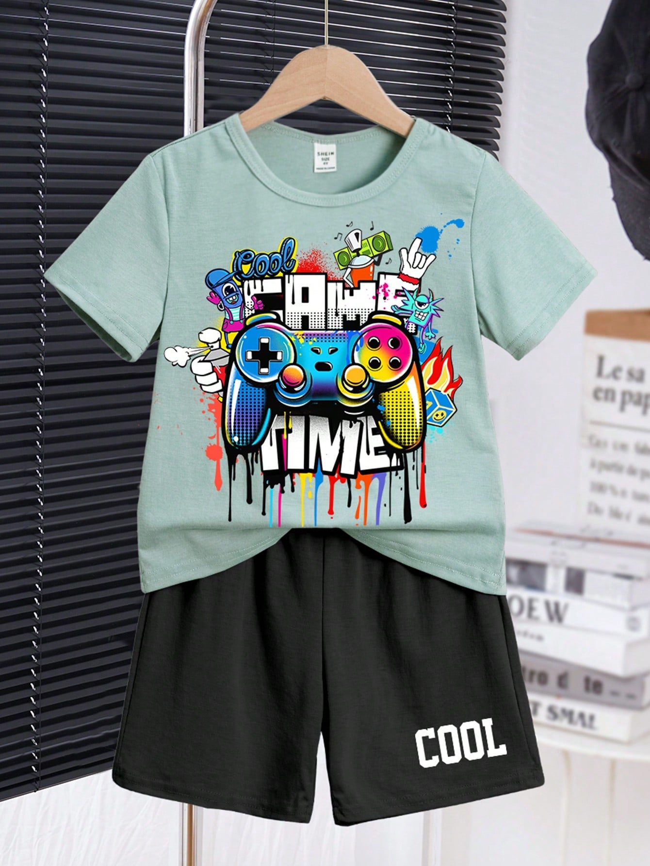 夏用の少年用ゲームパッドと文字グラフィックTシャツとショーツ