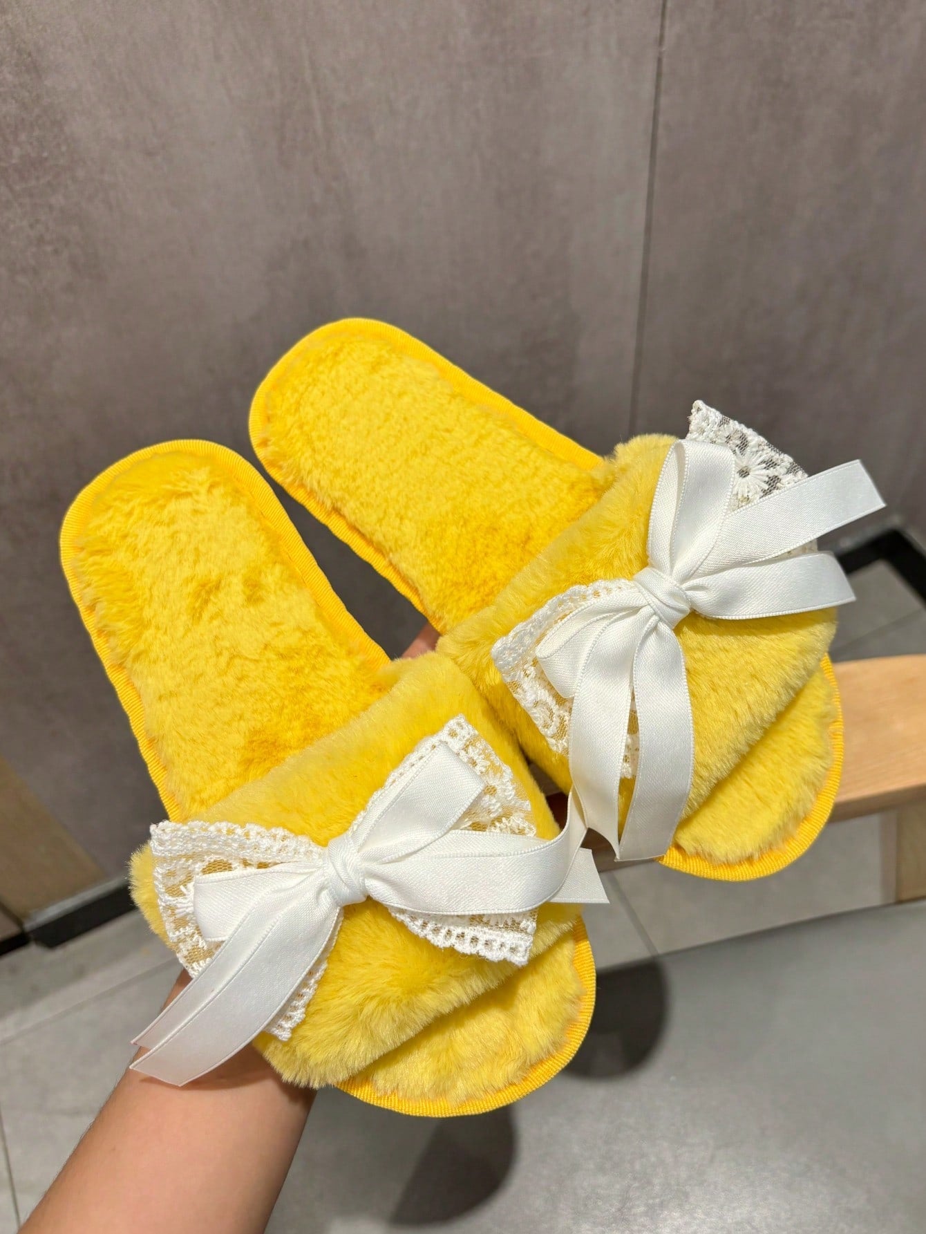 Women's Elegant White Plush Bow Yellow Flat Plush Slipper, Perfect For Valentine's Day Party And Home Use