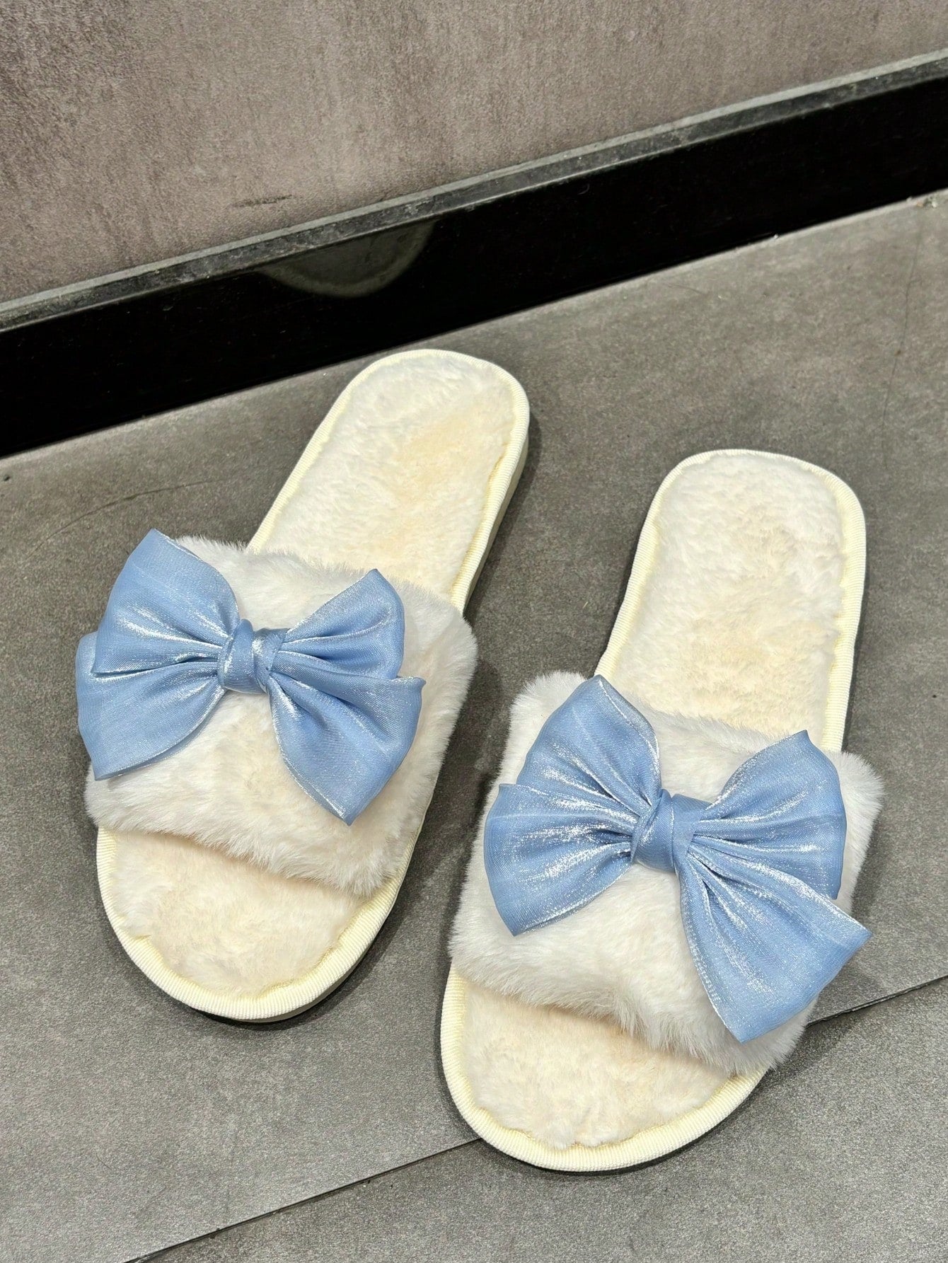 Women's Elegant Plush Pearl Blue Bow White Flat Furry Slip-On Slippers, Valentine's Day Party Home Wear