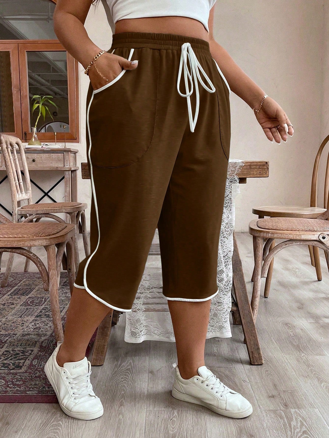 Plus Size Women Drawstring Waist Loose Fit Capri Pants With Pockets