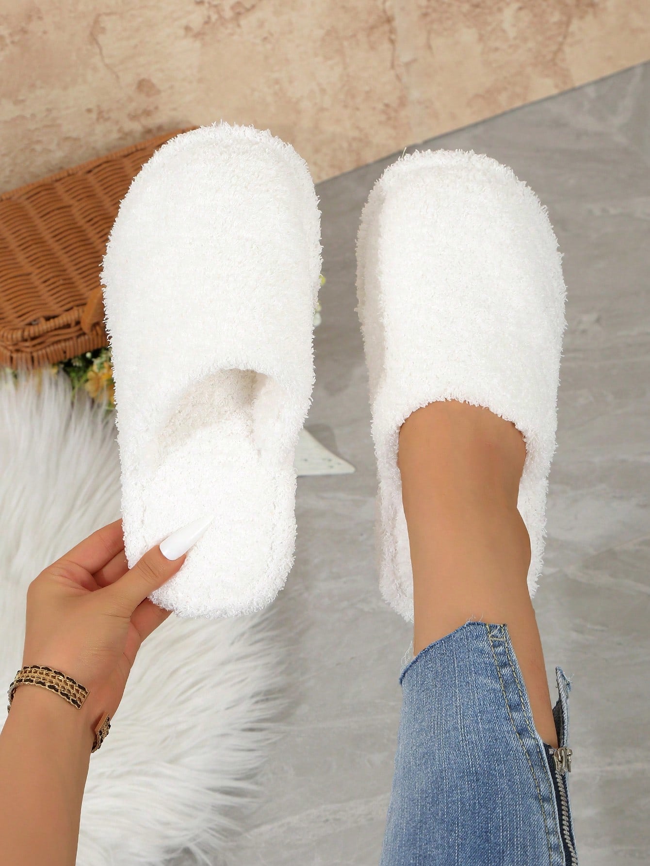 2024 Solid Color Fashionable Comfortable Casual Slip-On House Slippers, Round Toe, Ant Fleece Upper, Cozy Interior, Lightweight Thin Sole, Easy Slip-On Faux Fur Slides