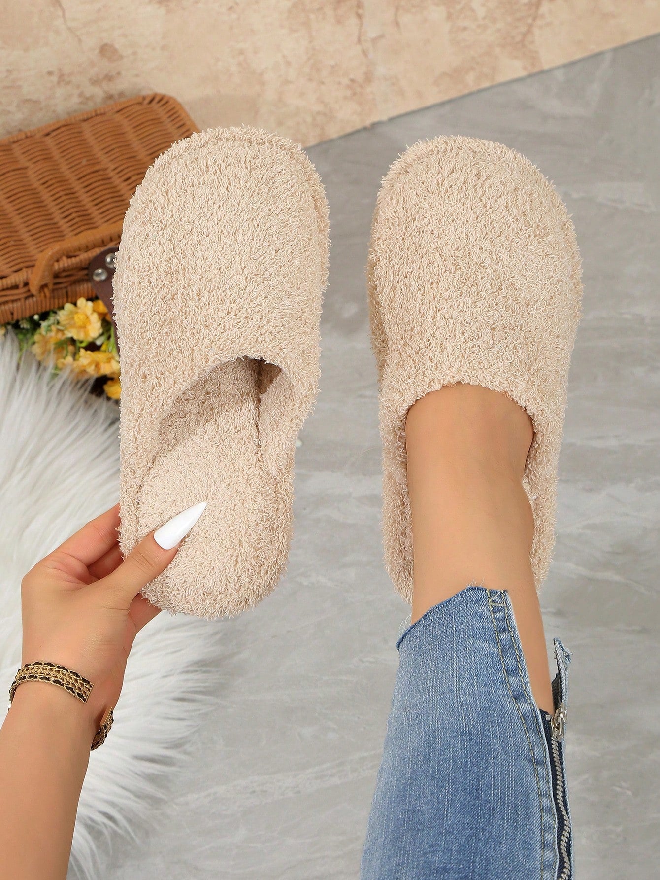 2024 Solid Color Fashionable Comfortable Casual Slip-On House Slippers, Round Toe, Ant Fleece Upper, Cozy Interior, Lightweight Thin Sole, Easy Slip-On Faux Fur Slides