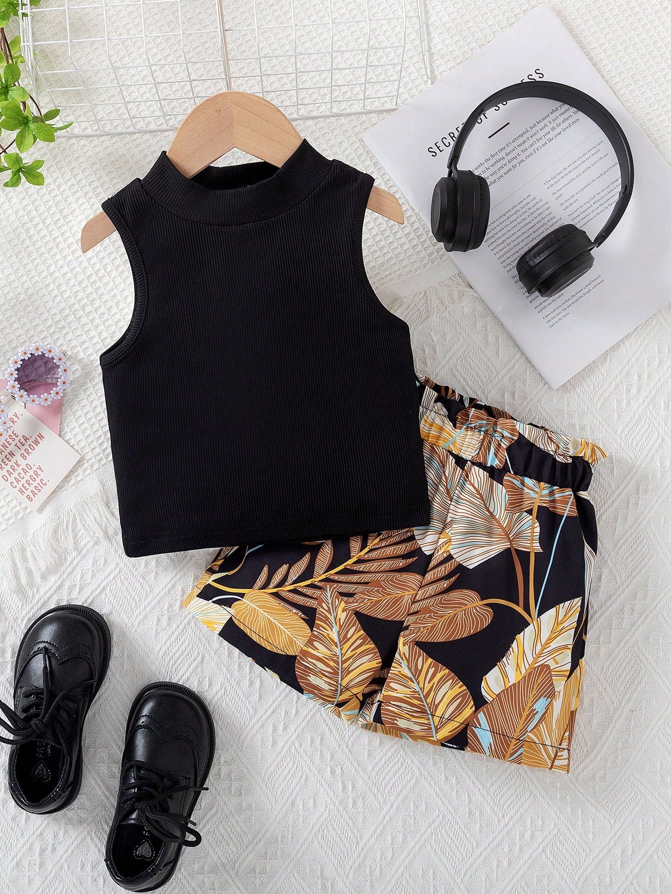 Young Girl's Solid Color Ribbed Tank Top And Tropical Plant Printed Shorts Casual Set