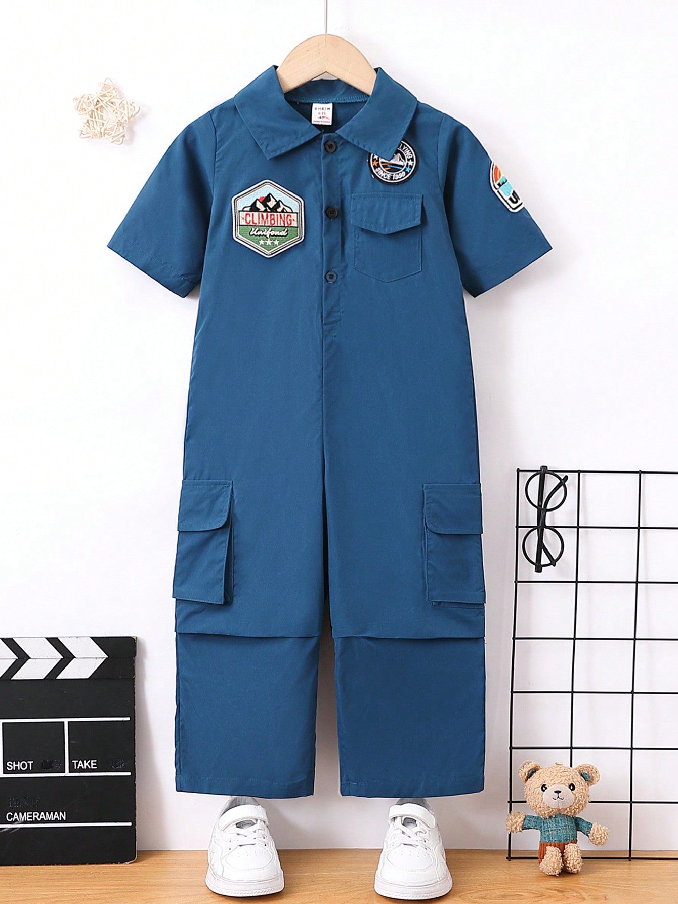 Young Boys Cargo Style Style Jumpsuit Is Uniquely Designed And Suitable For Summer Wear. It Is Suitable For Boys Aged 4-7. Highlighting The Masculinity And Vitality Of Boys. Light And Breathable, So That Boys Can Feel Comfortable In Hot Weather. The Desig