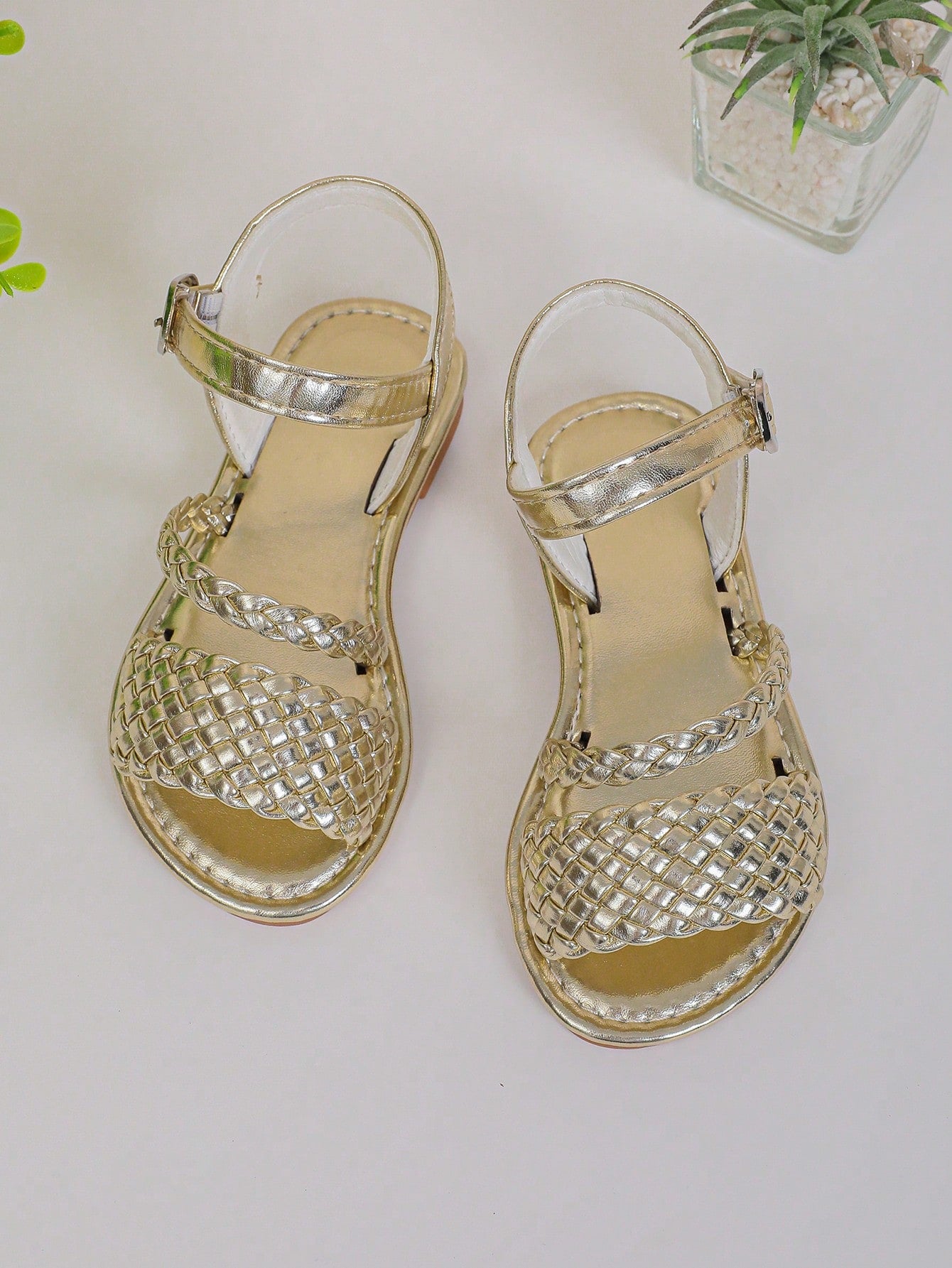 1 Pair Unisex Big Size Black Sandals For Kids And Teens, Featuring Solid Color, Widen Braided Cross Toe Strap, Buckle Closure, And Peep-Toe Round Toe Design. Made With Slip-Resistant, Comfortable And Lightweight TPR Sole. Suitable For Daily And Outdoor We