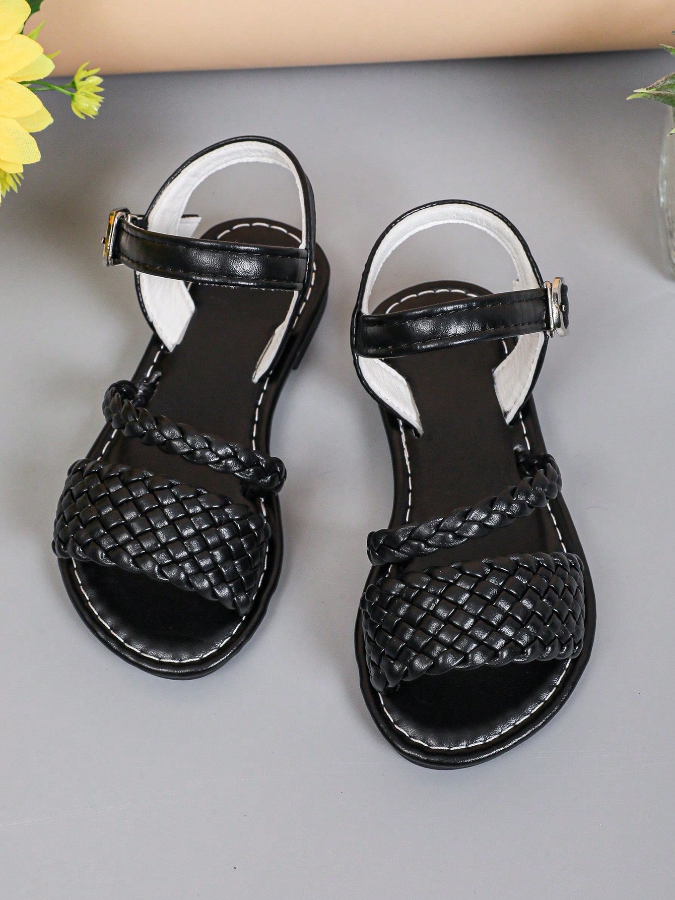 1 Pair Unisex Big Size Black Sandals For Kids And Teens, Featuring Solid Color, Widen Braided Cross Toe Strap, Buckle Closure, And Peep-Toe Round Toe Design. Made With Slip-Resistant, Comfortable And Lightweight TPR Sole. Suitable For Daily And Outdoor We