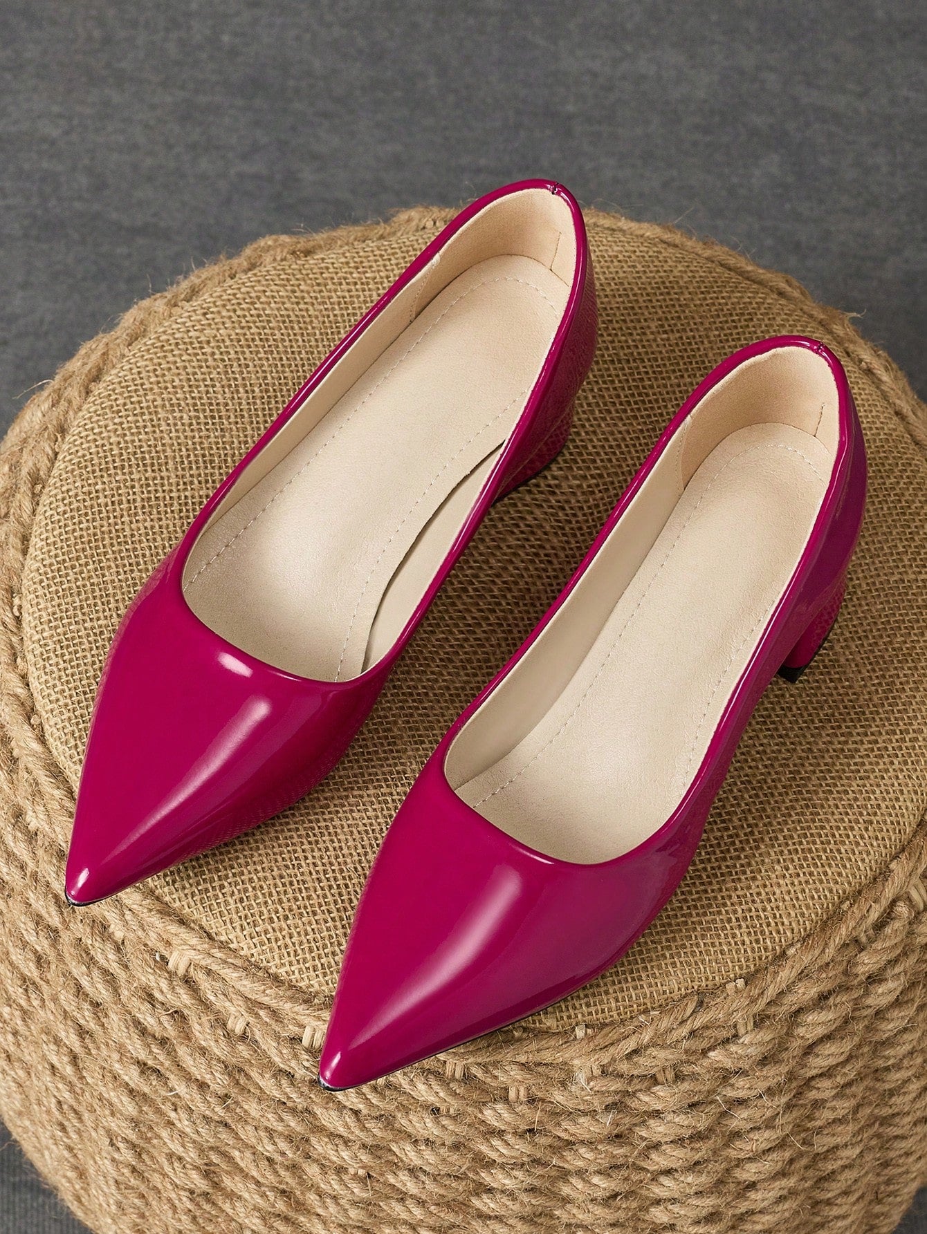 Women's Fashionable Green Pointed-Toe Shallow Mouth Pump Shoe With Blue Stone Texture, Beige Heel, Ideal For Holidays, Shopping, Outdoor Activities, Available In Red, Yellow, Vintage Casual Style, High-Grade Black Flat Shoe