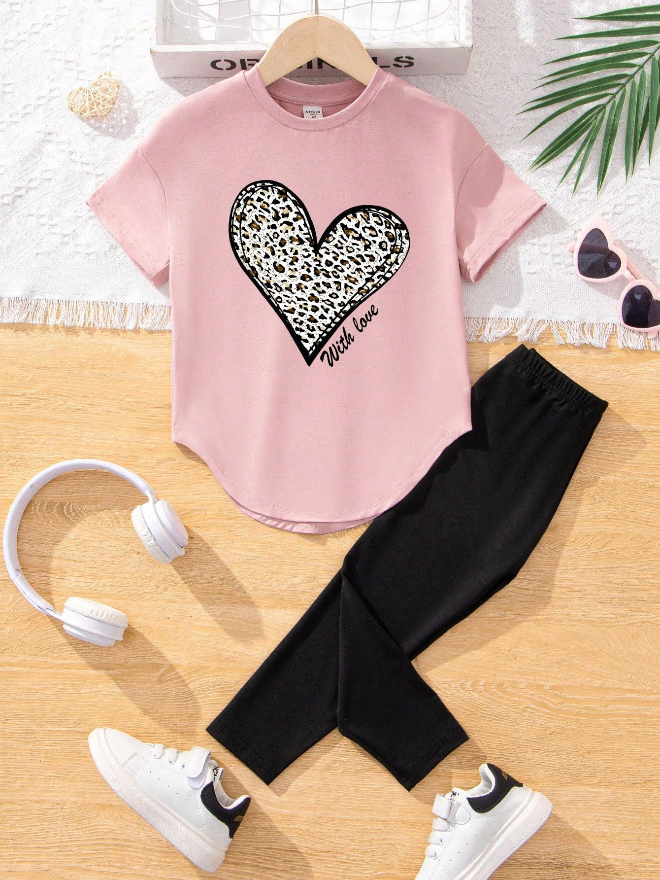 Tween Girls' Casual Minimalist Heart Pattern Short Sleeve T-Shirt And Pants Set Suitable For Summer