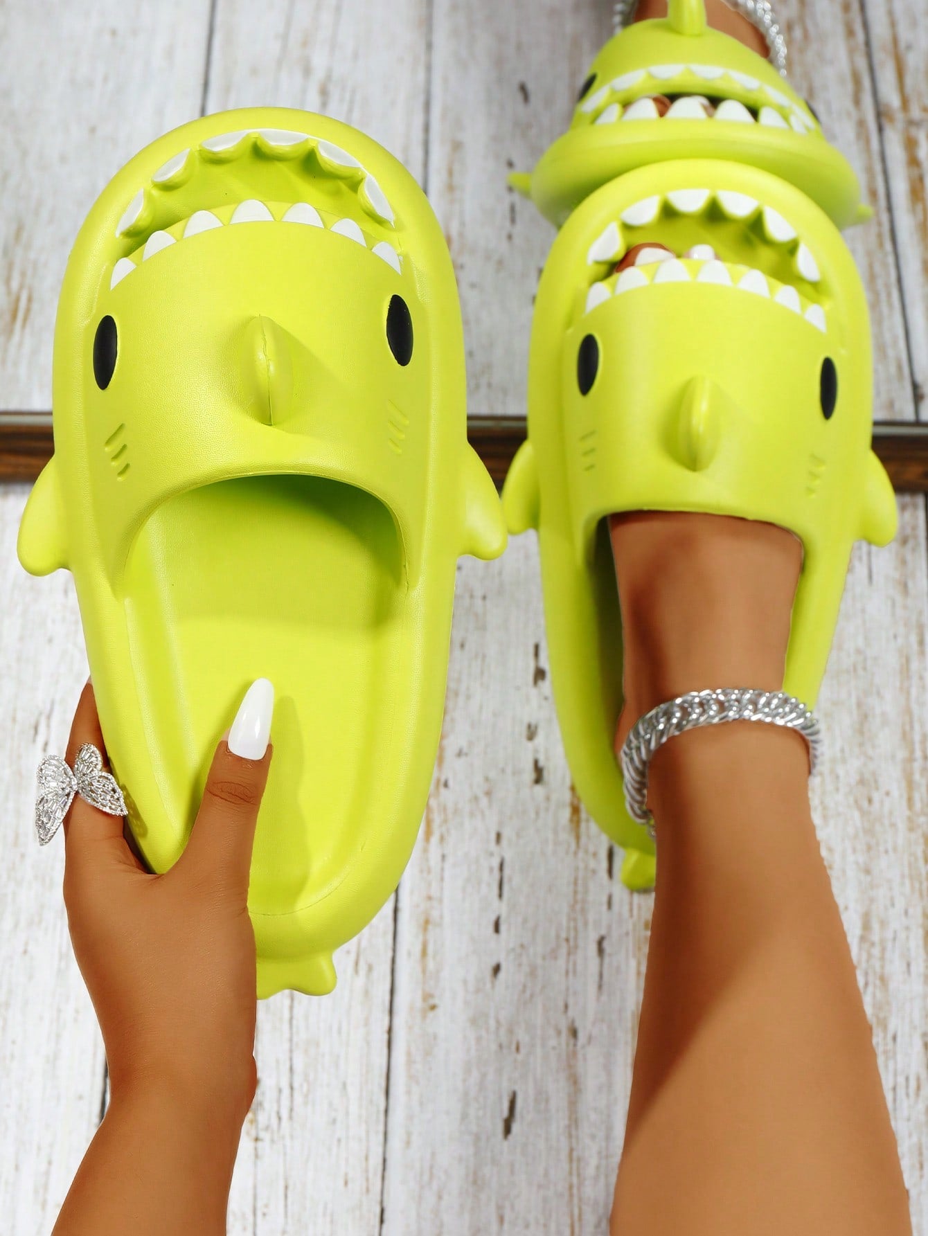 Fashionable Shark Design Home Slippers, Plastic Soft Non-Slip Outdoor Couples Beach Shoes, Cute Plastic Flip-Flops