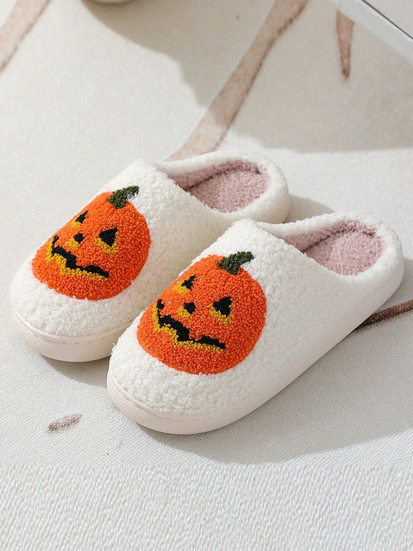 Women's Halloween Pumpkin, Ghost, Skull, Bat, Ghost Cat Pattern Flat Bottomed Indoor Plush Slippers, Winter Home Slippers