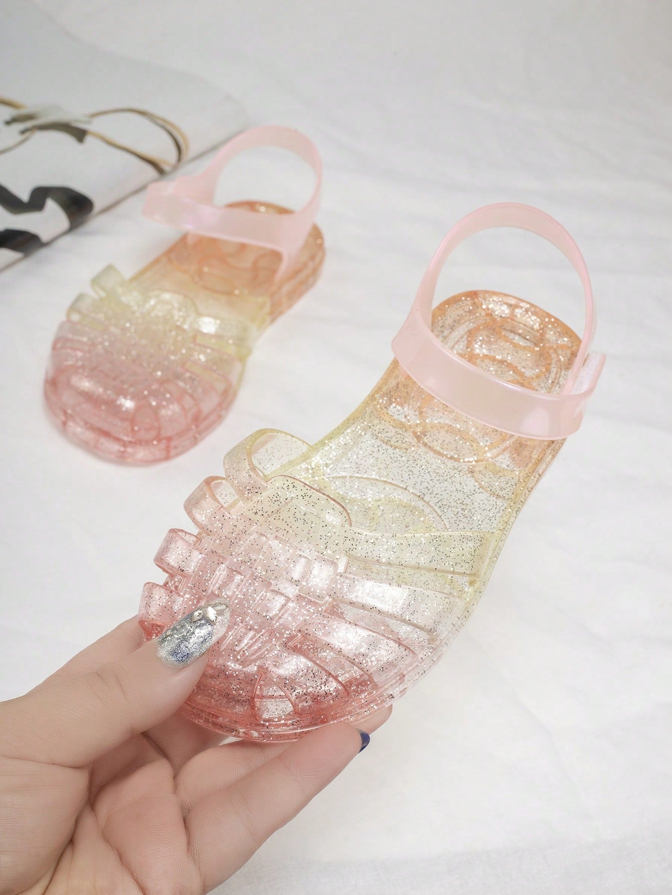 1pair Fashionable And Versatile Classic Folding Jelly Flat Sandals For Kids