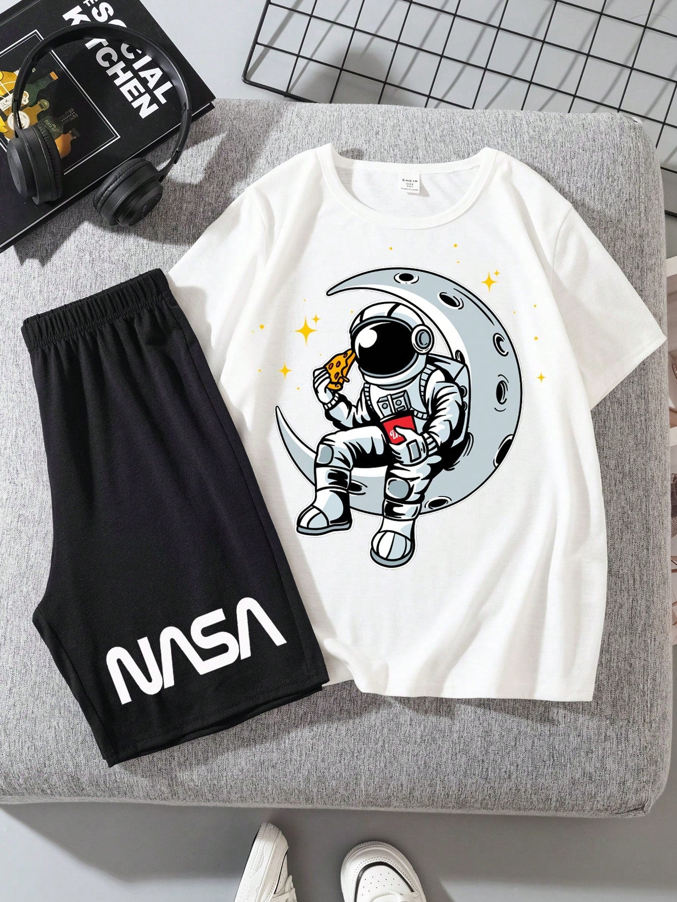 Tween Boy Casual Simple Cartoon Astronaut Pattern Short Sleeve T-Shirt And Shorts Set, Suitable For Summer