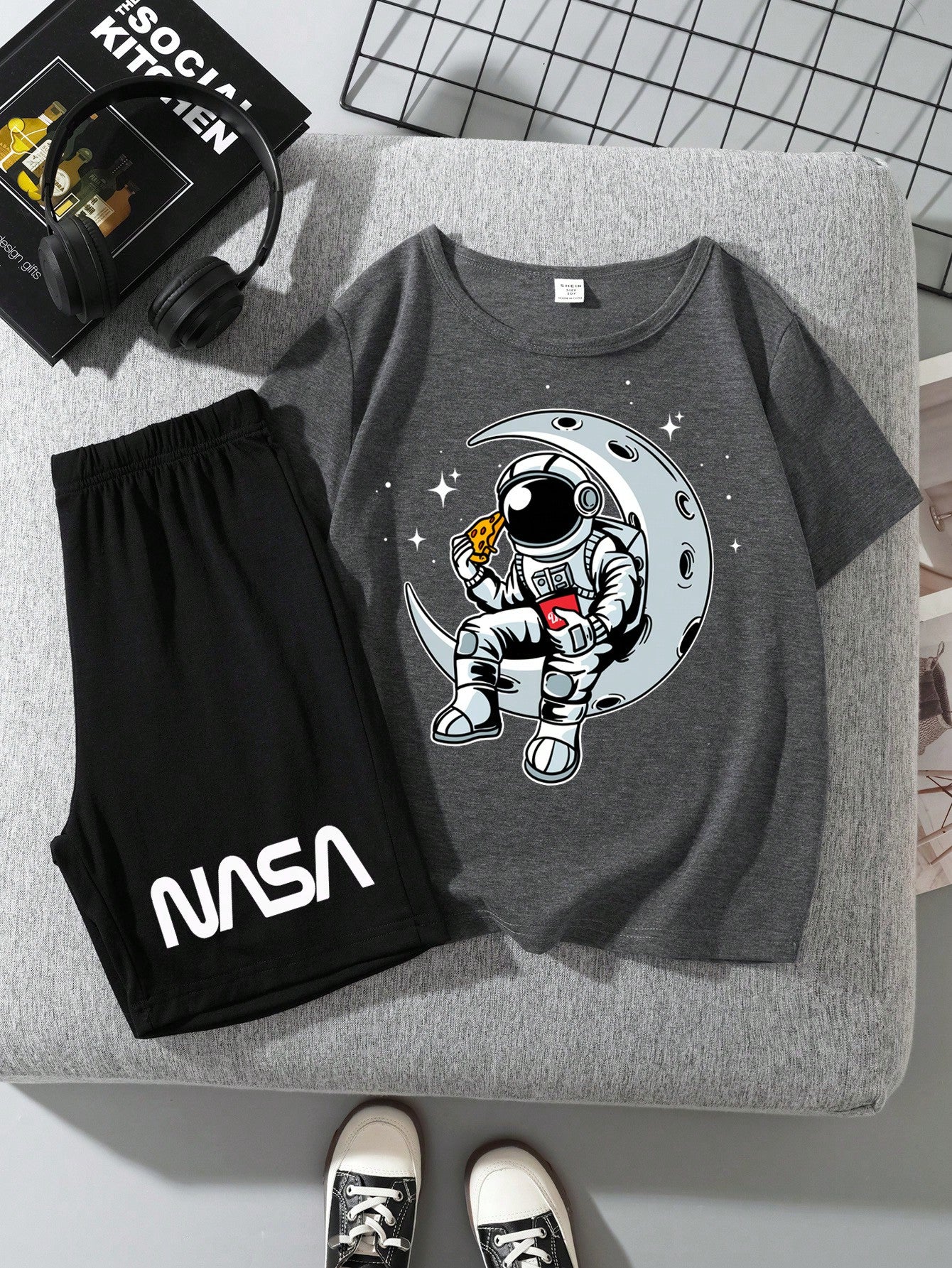 Tween Boy Casual Simple Cartoon Astronaut Pattern Short Sleeve T-Shirt And Shorts Set, Suitable For Summer