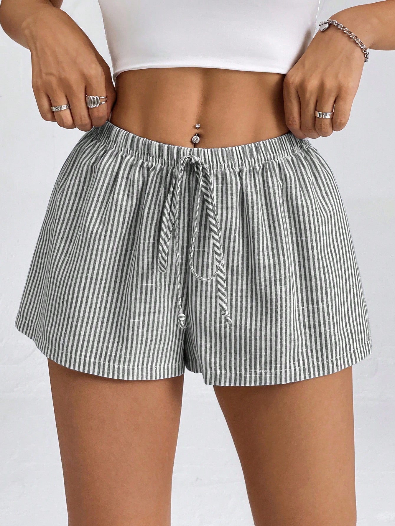 Women'S Solid Color Elastic Waistband Shorts With Slanted Pockets