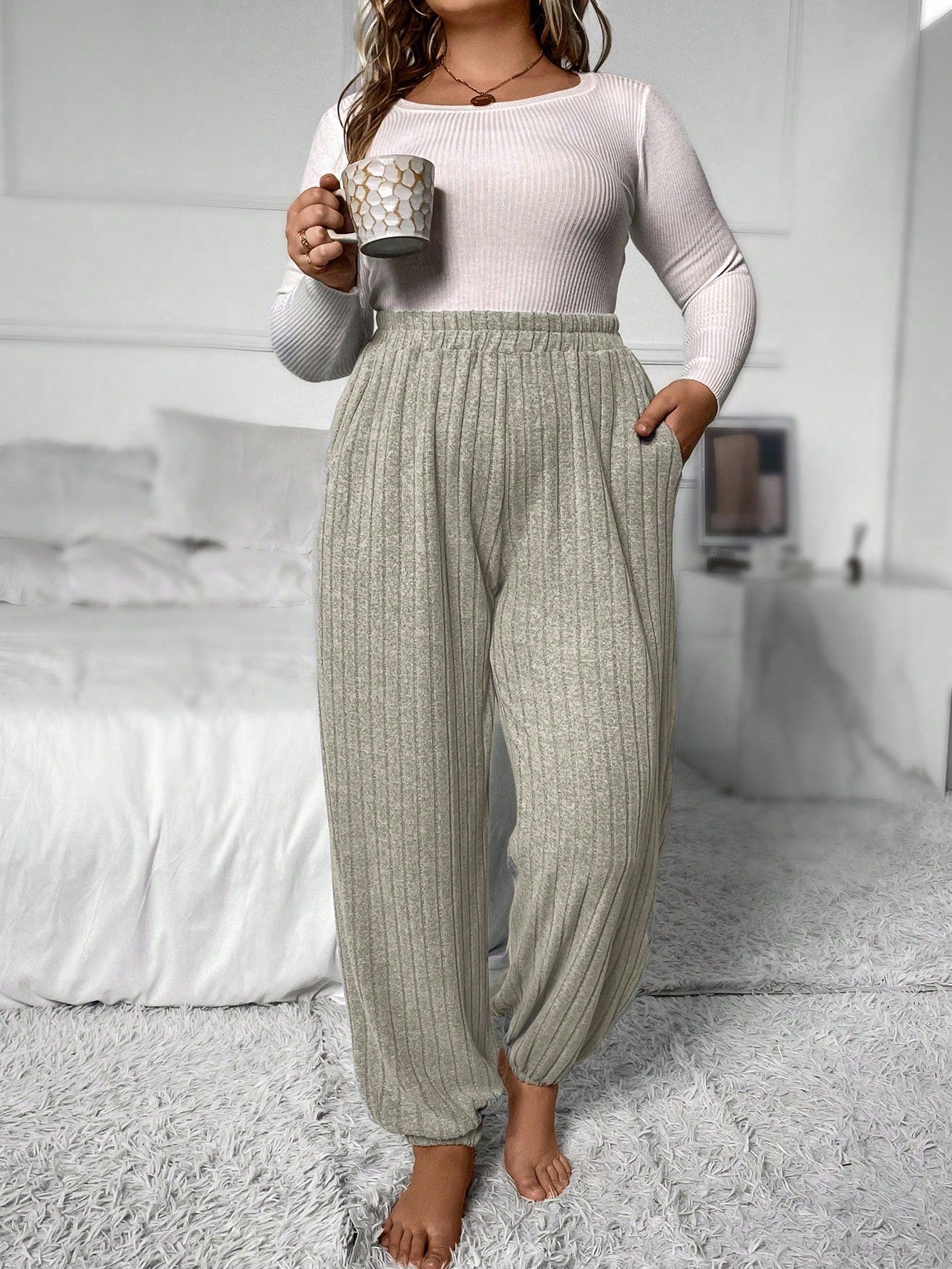 Plus Size Women Solid Color Elastic Waistband Joggers With Side Pockets And Ruched Detail