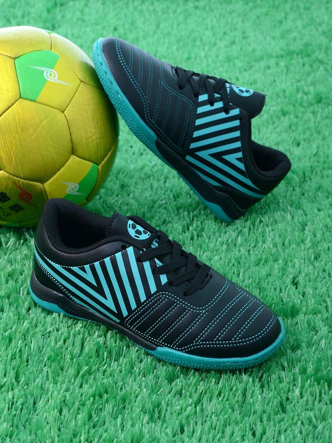 2024 New Unisex Kids Soccer Shoes, Antiskid Student Training Grass Football Shoes