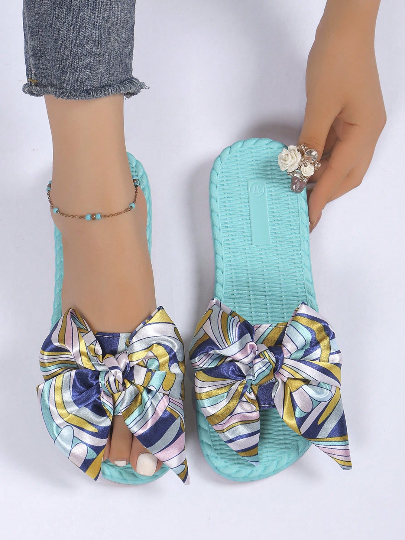 Fresh And Elegant Series Simple Style Silk Bow Slippers With Random Printed Green Elements. These Women's Casual Slip-Resistant Slides Feature Fashionable Butterfly Bows, Suitable For Outdoor Activities And Perfect For Everyday Wear. Stylish And Comfortab