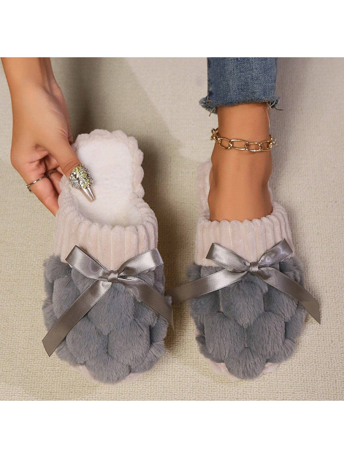 Women's Fashionable & Comfortable Round Toe White Plush Warm Flat House Slippers With Fur Trim