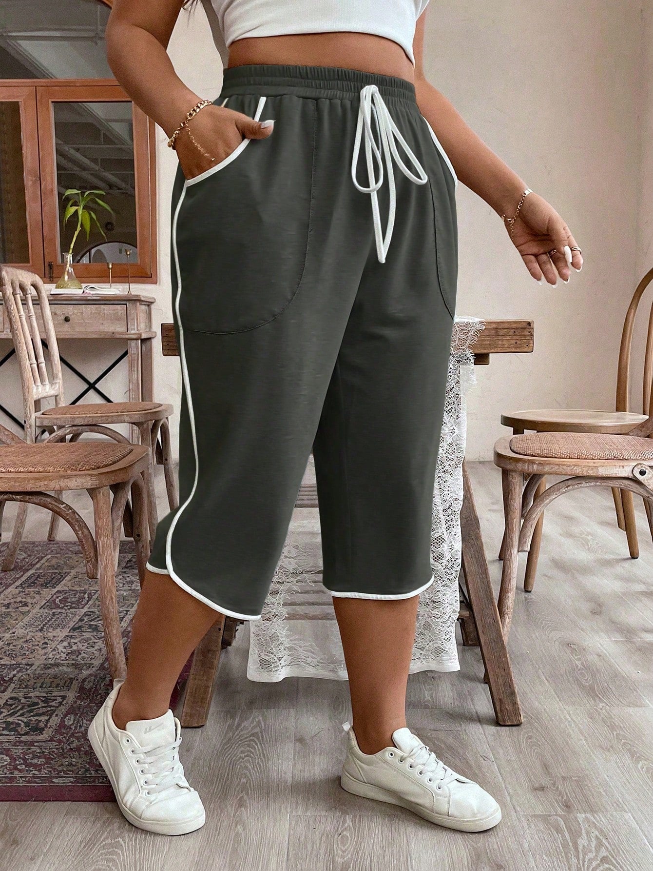 Plus Size Women Drawstring Waist Loose Fit Capri Pants With Pockets