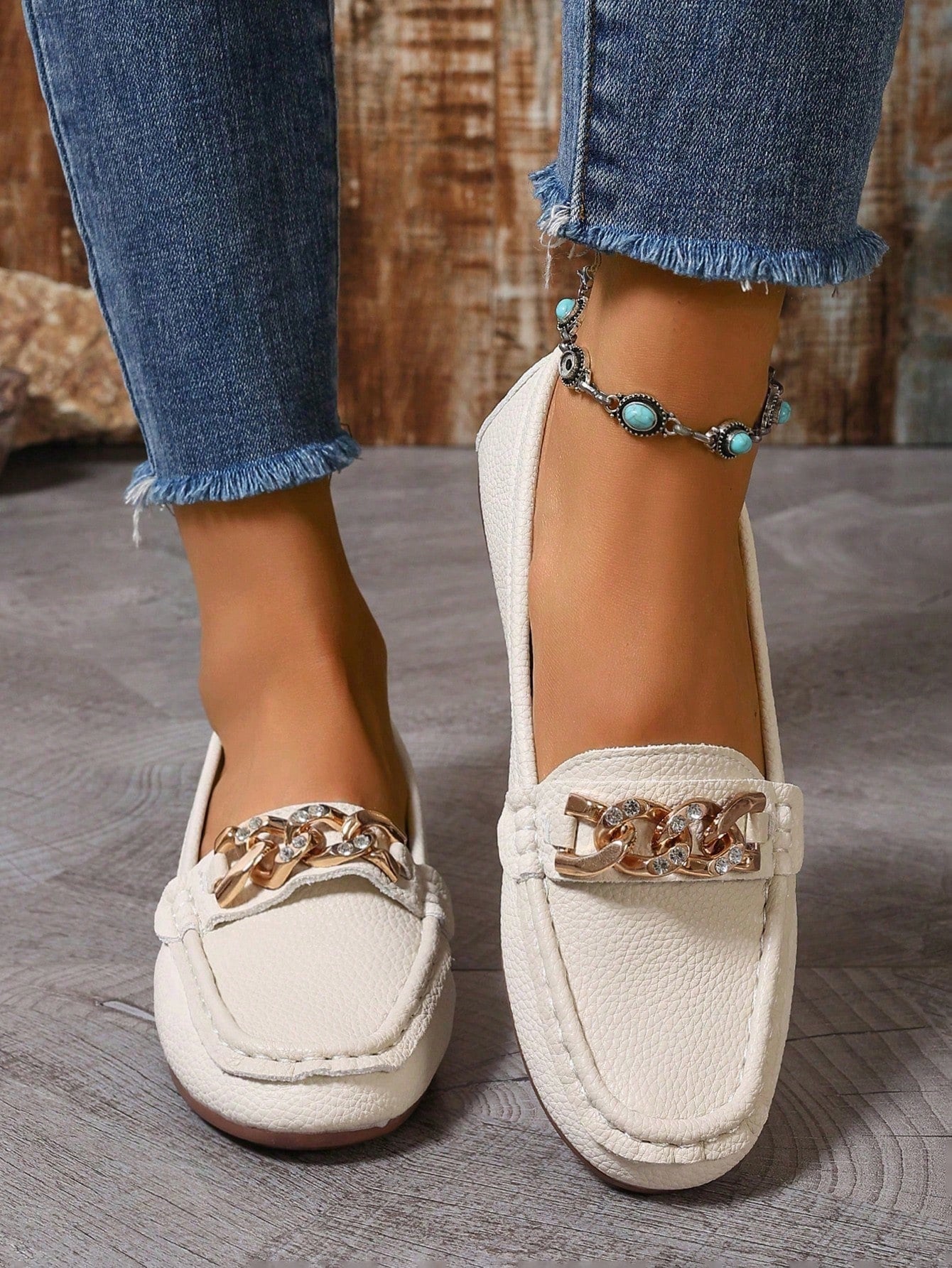 Women Metal Chain Decorated Flat Shoes Round Toe Casual Slip Resistant White Loafers For Spring And Autumn