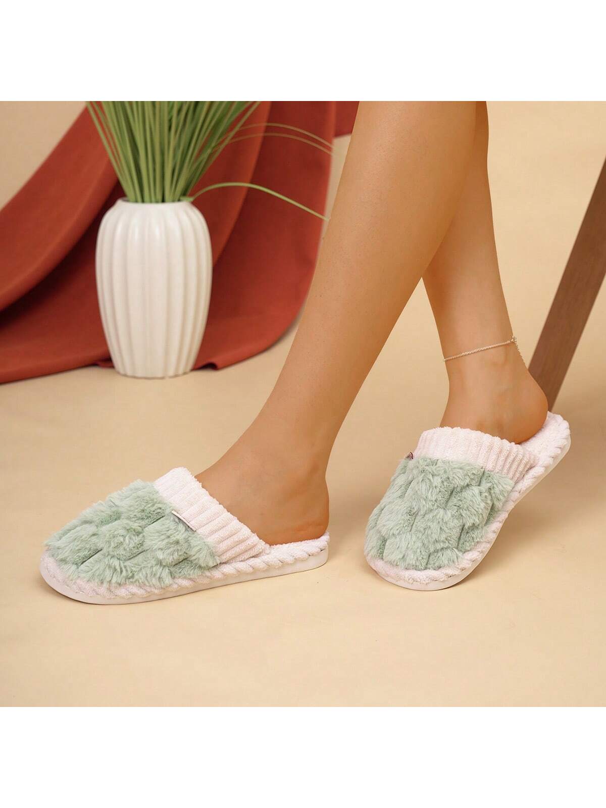 Women's Fashionable & Comfortable Round Toe White Plush Warm Flat House Slippers With Fur Trim