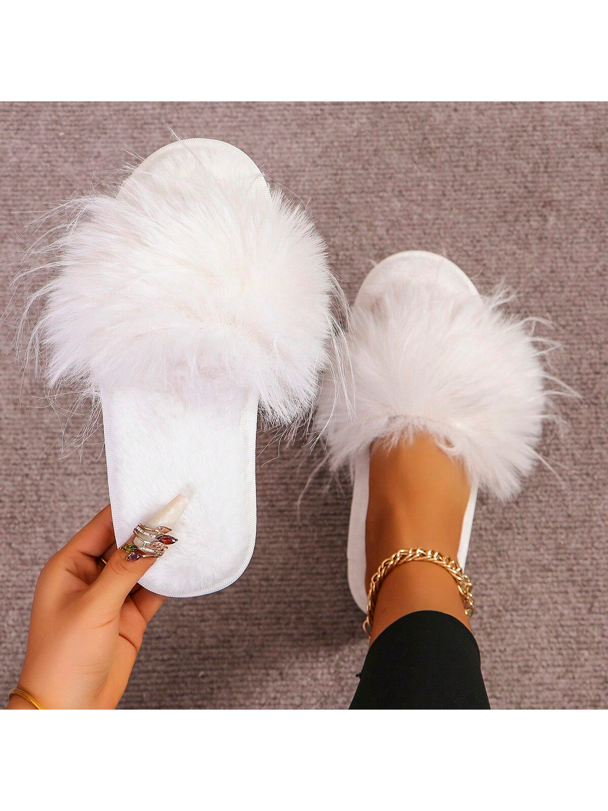 Women's Fashionable & Comfortable Round Toe White Plush Warm Flat House Slippers With Fur Trim