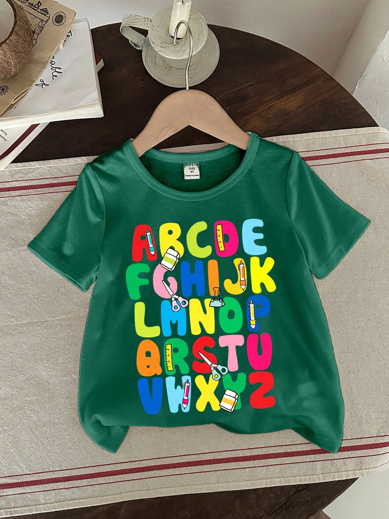 若い男の子のカジュアルなシンプルな文字プリントラウンドネック半袖Tシャツ、夏に最適