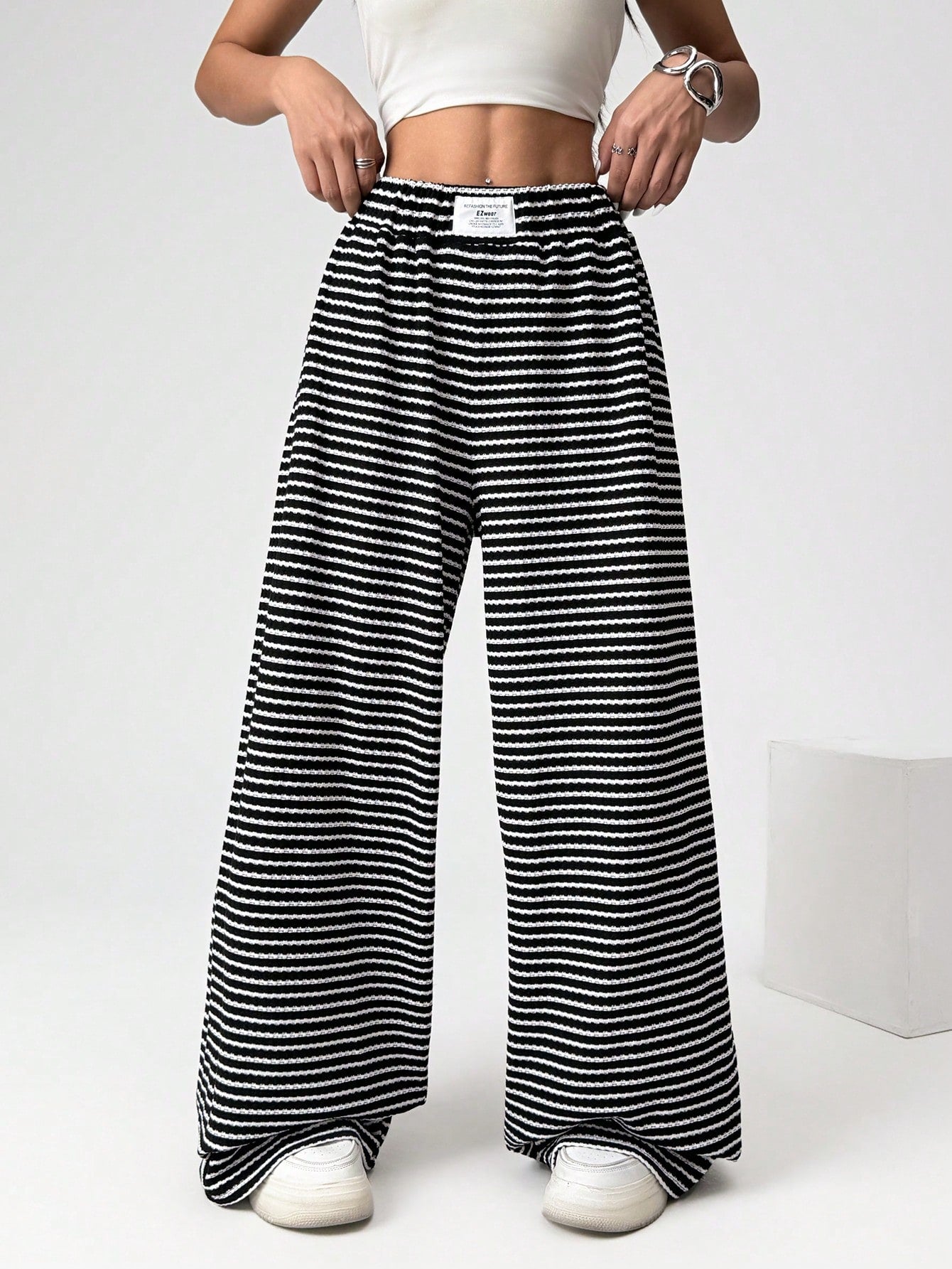 Women's Leisure Patch Detail Wide-Legged Cropped Pants